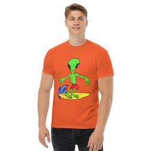 Load image into Gallery viewer, alien surfing t shirt